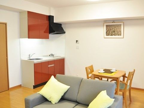 「アイリスガーデン北浦和」の居室(1LDK装飾イメージ)。キッチンを完備した居室。