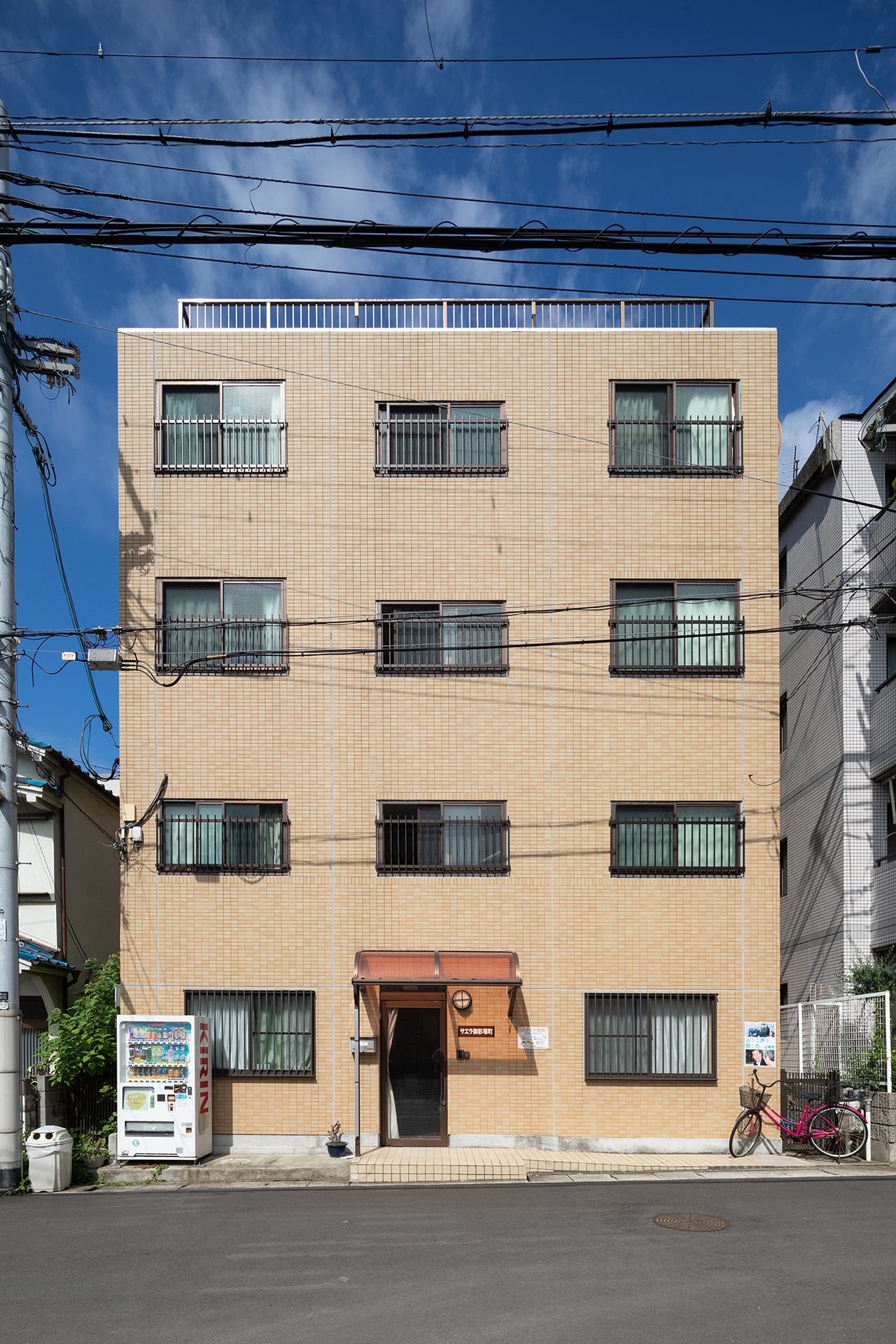 明るい建物の外観