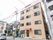日当たりの良い4階建ての施設