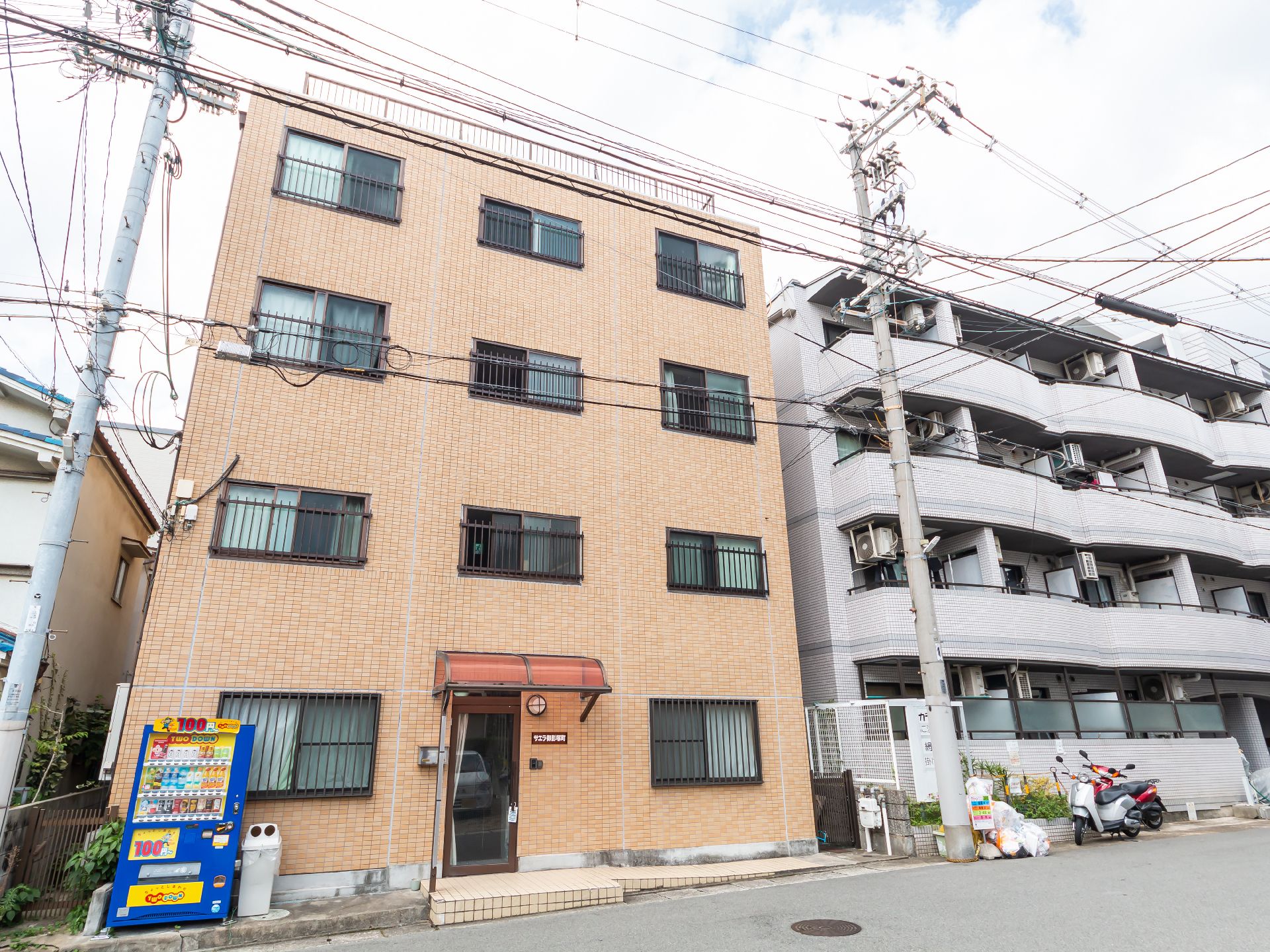 落ち着いた色調の4階建ての施設