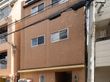 落ち着いた色の建物外観