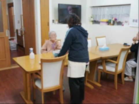 スタッフが見守る食事風景