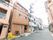 日当たりの良い3階建ての施設