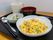 黒色のトレーに乗せて提供される食事
