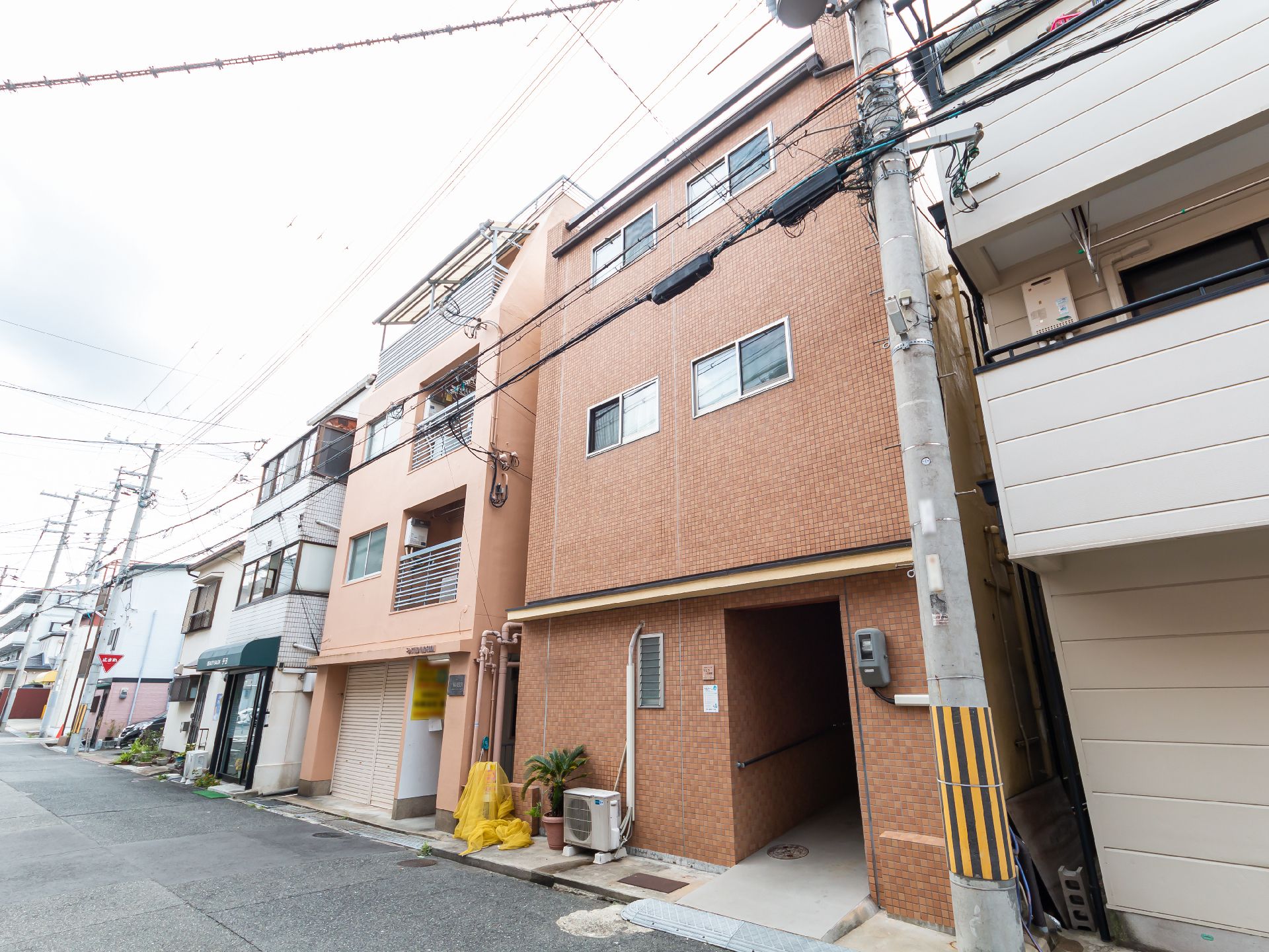 車椅子に座っている高齢男性と介助をする女性