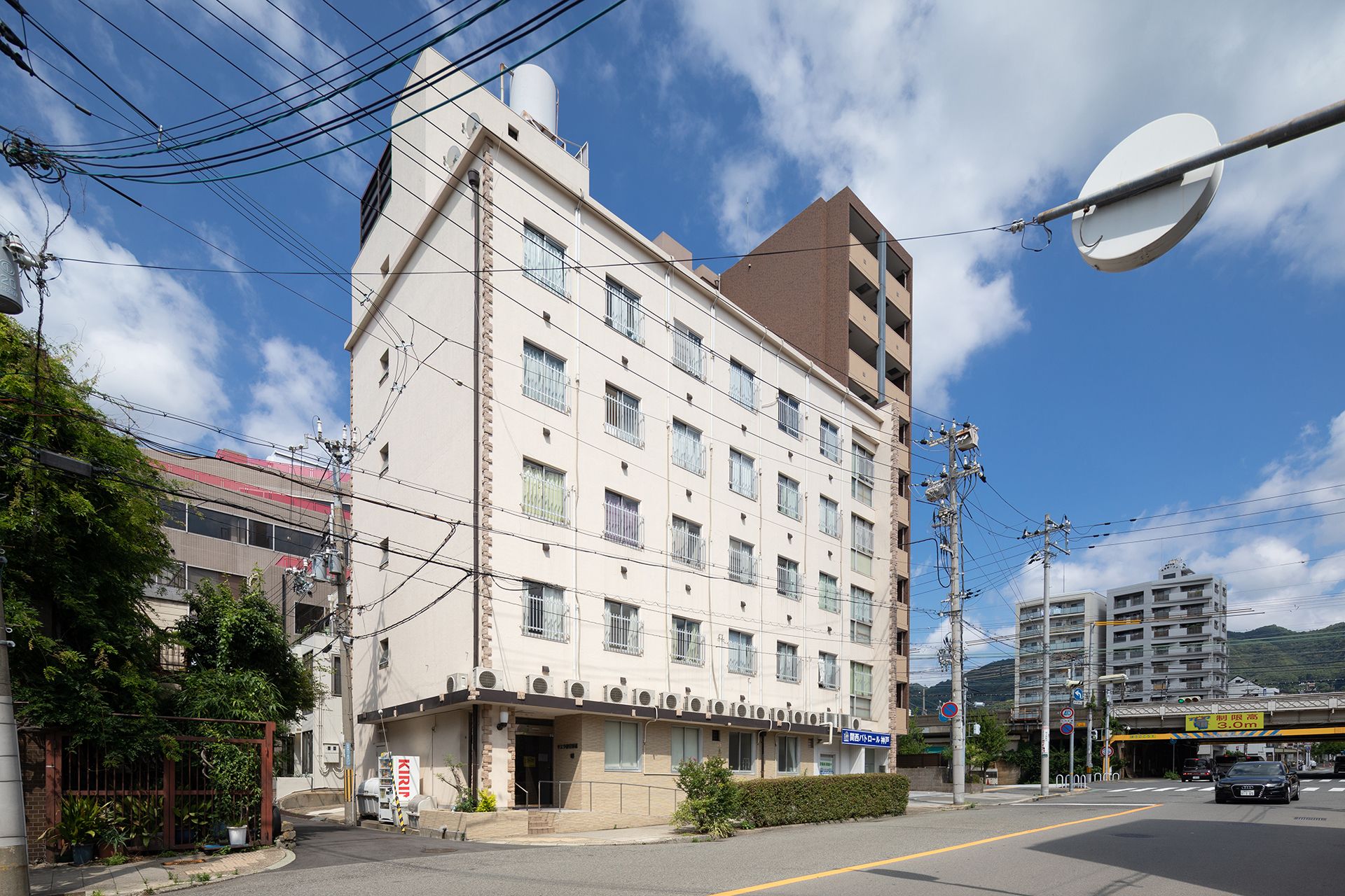 明るく広々とした外観