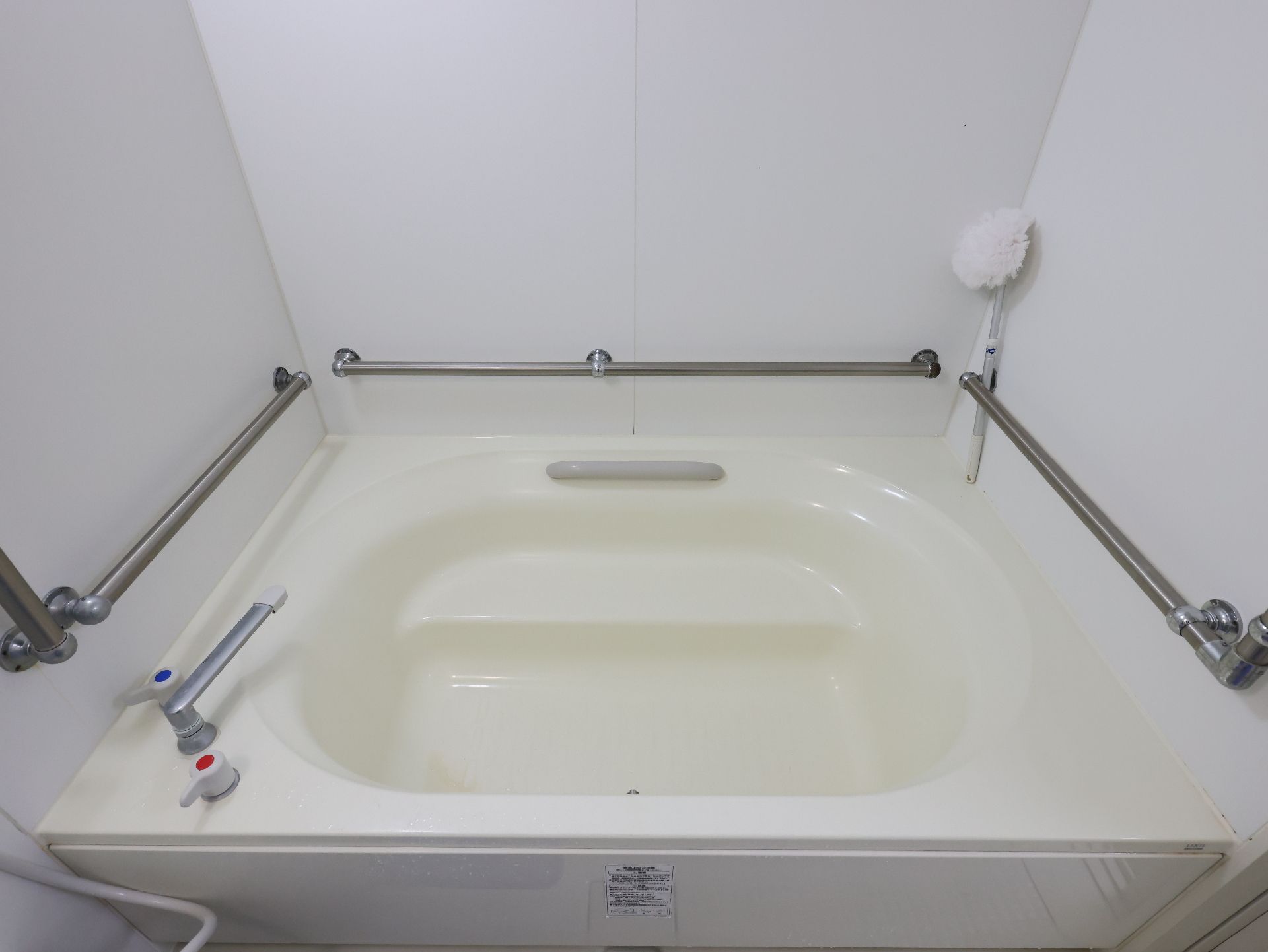 湯船の周りに手すりが施されている浴室