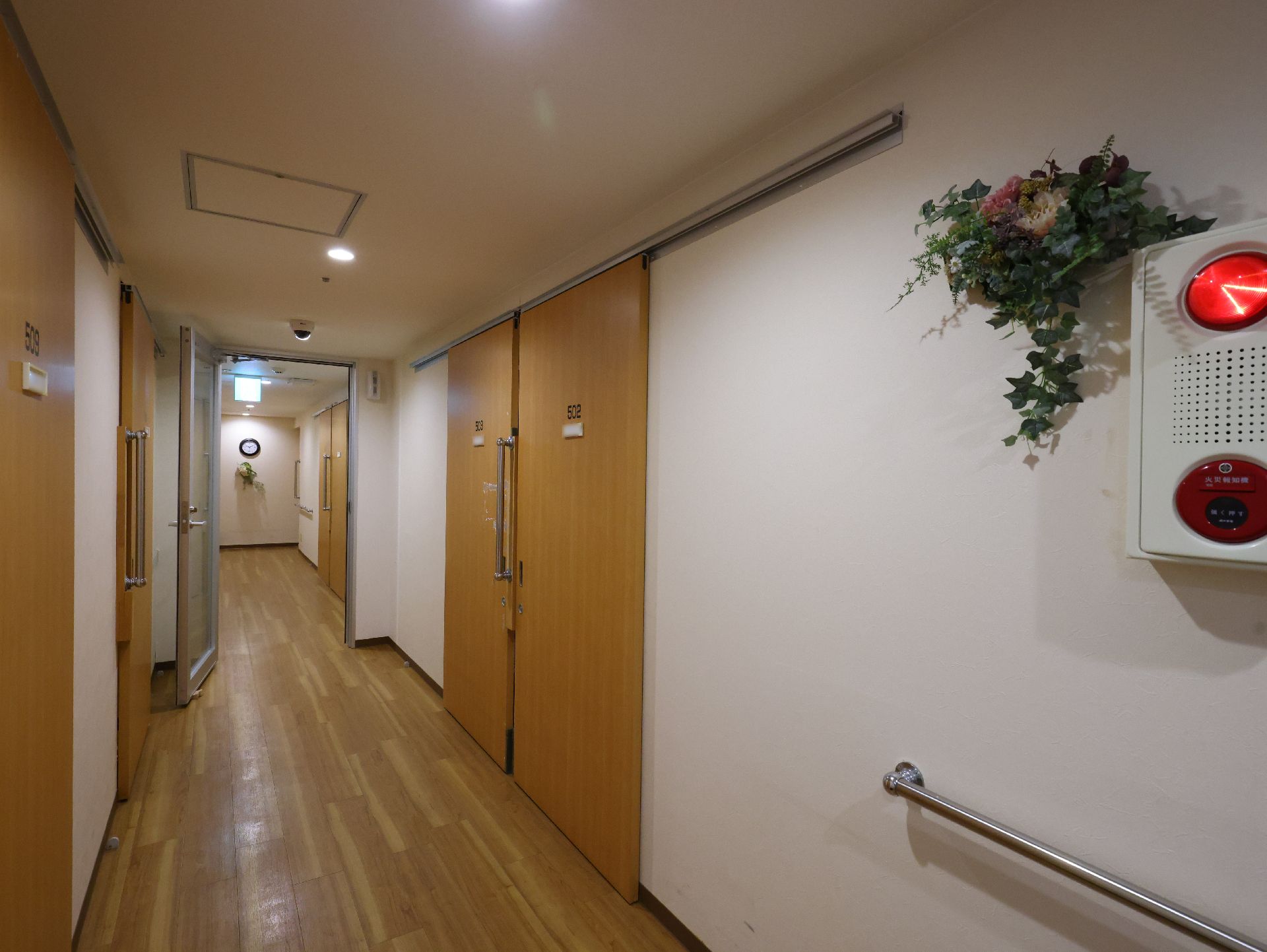 通路に火災報知器がついている廊下