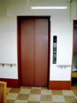 広々したエレベーター前