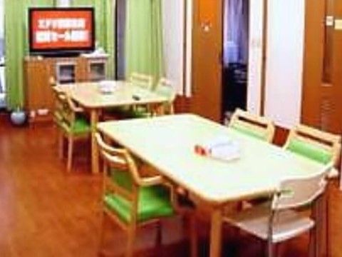 共有スペースのダイニングテーブル