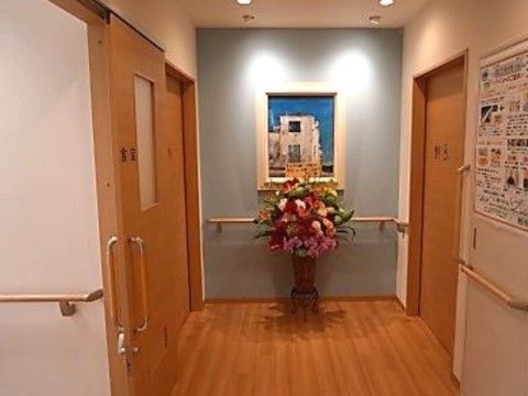 暖かみのある廊下の風景