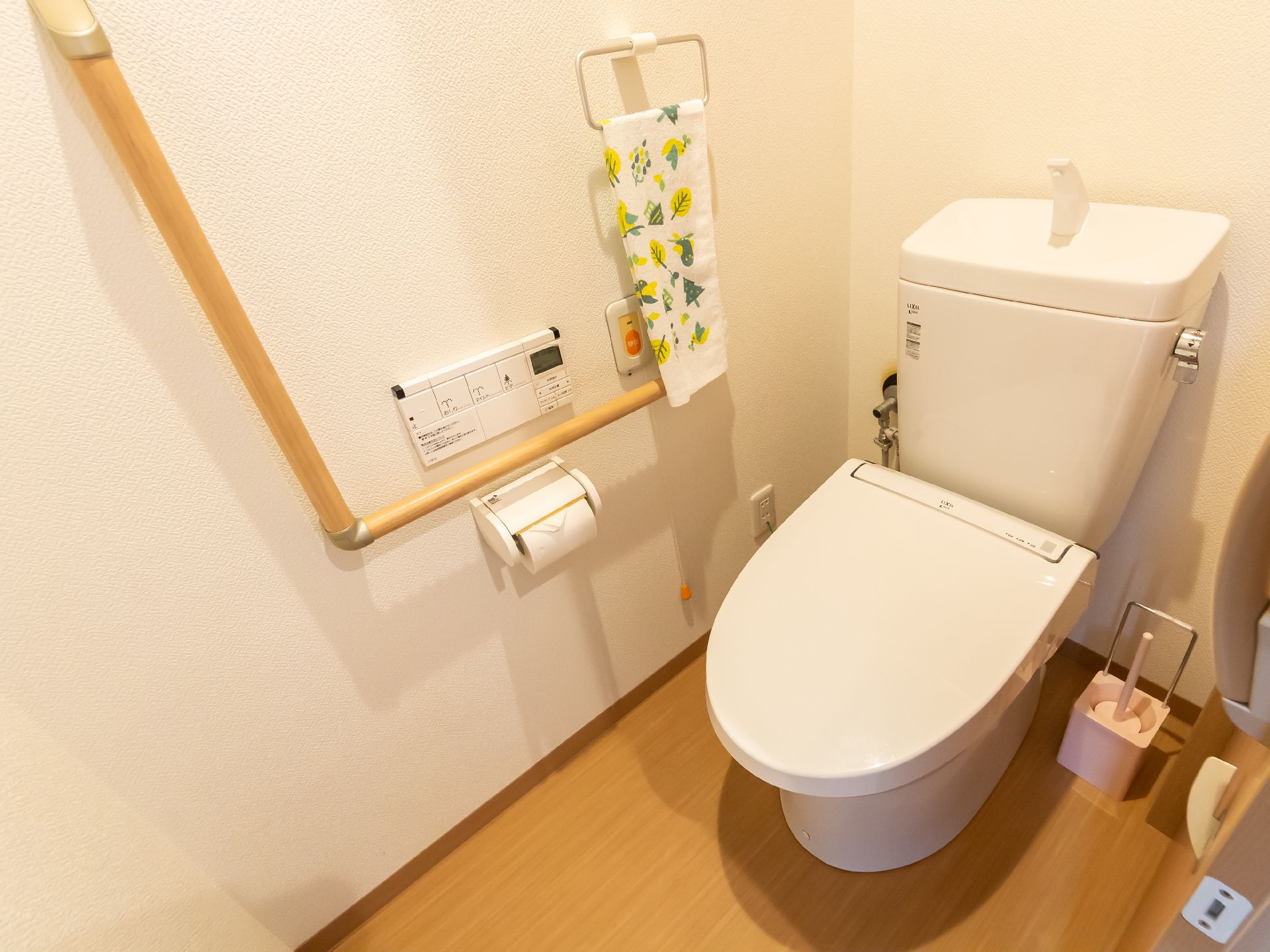 ウォシュレット付きのトイレ