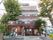 落ち着いた色調の5階建ての施設