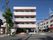 白と赤の建物外観