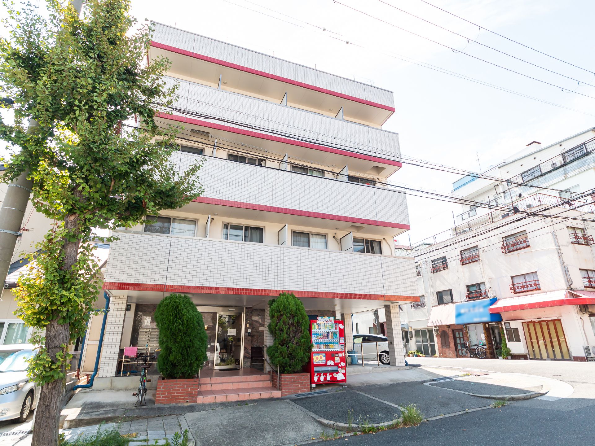 日当たりの良い4階建ての施設