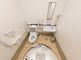 バリアフリー設計のトイレ空間