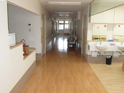 「介護付有料老人ホーム サン太陽ホーム中津川」の廊下。車いすの行き来も快適な広さがある。