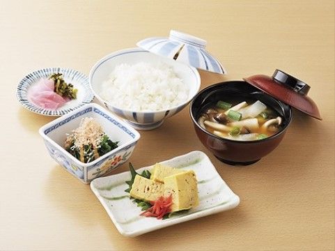 「介護付有料老人ホーム サン太陽ホーム中津川」の和朝食。和食ではお味噌汁も楽しめます。