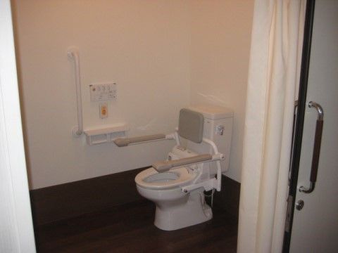「介護付有料老人ホーム サン太陽ホーム中津川」のトイレ。車いす対応のトイレがある。