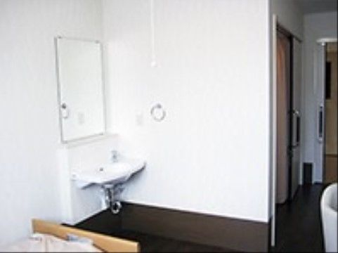 「介護付有料老人ホーム サン太陽ホーム中津川」の洗面。居室に洗面台を設けている。