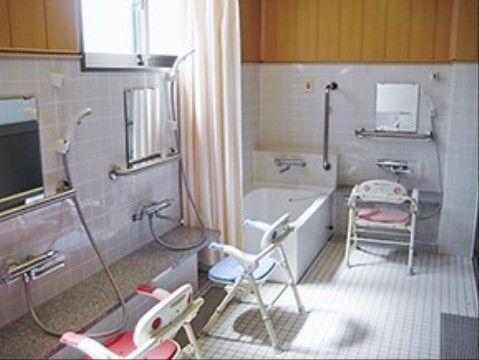 「介護付有料老人ホーム サン太陽ホーム中津川」の個浴。浴室には腰かけられる椅子が複数設置されている。