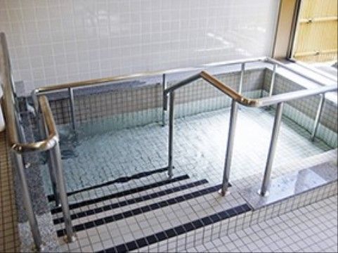 「介護付有料老人ホーム サン太陽ホーム中津川」の一般浴。手すりが設置されている。