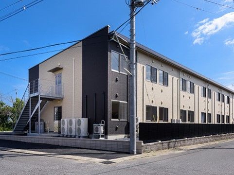 室外機から各部屋にエアコンが設置されていることがわかる、施設の外観