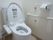 居室に設置された個人使用便器は温水シャワー付トイレを採用している。壁には手摺りと非常時の為のナースコールボタンが備え付けられている。