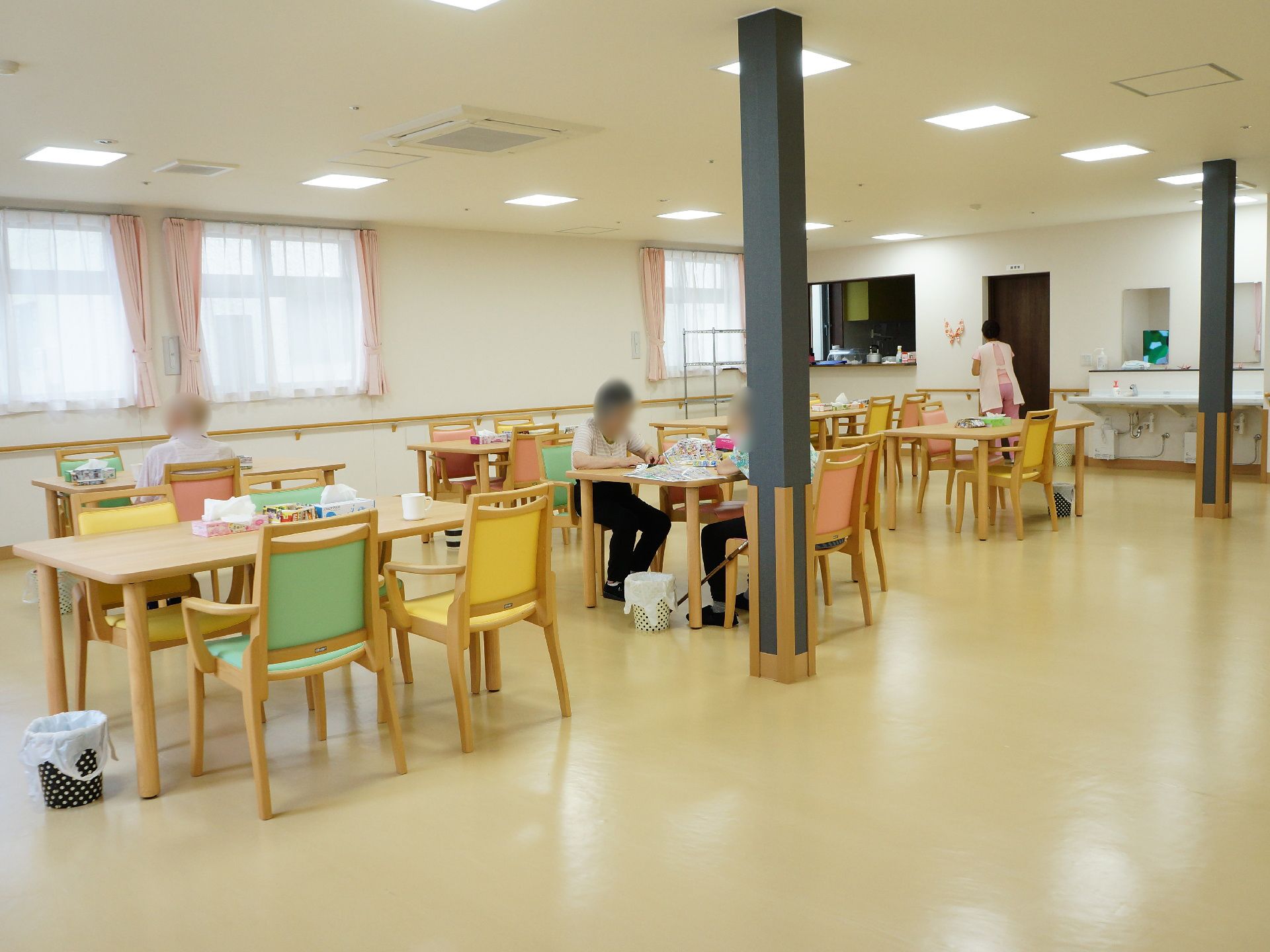 開放的な空間の食堂では、入居者同士で歓談をしたり、寛いだり、作業をしたりと自由に利用することができる。