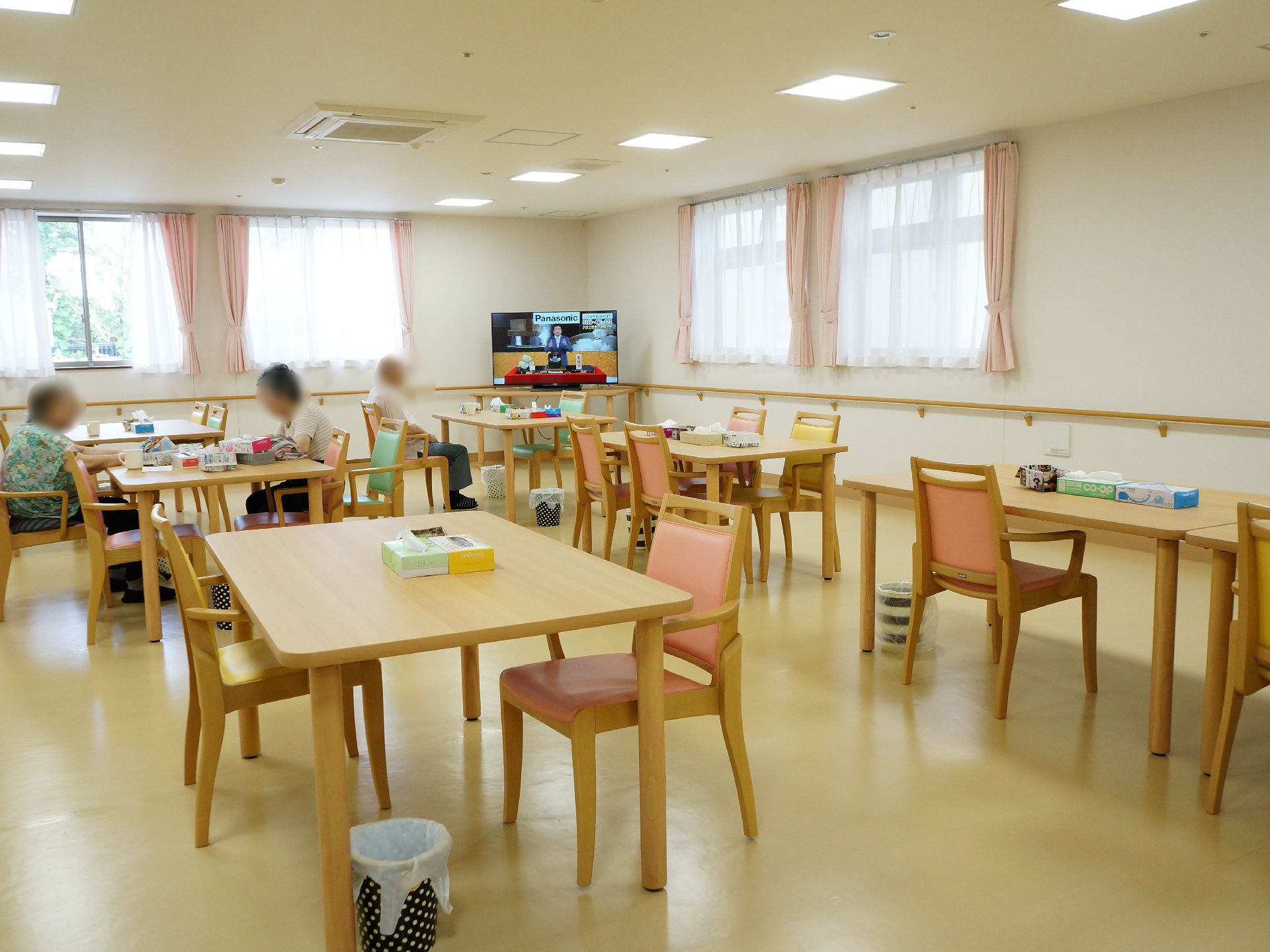 食堂は、車いすの方も同じ食卓で食事ができる様に、充分なスペースを確保している。窓から光がふんだんに差し込む空間になっている。