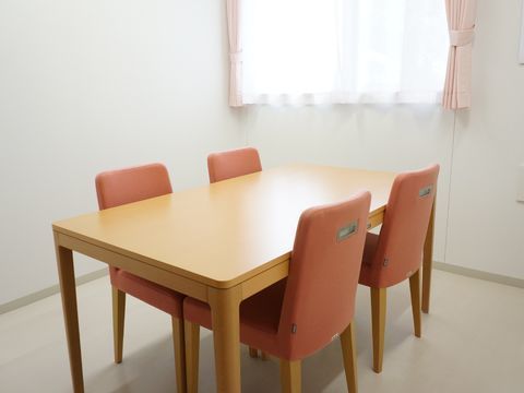 すっきりとして落ち着いた面談室の様子。部屋の中央に4人掛けのテーブルと椅子が設けられている。窓が大きいので日差しが入り明るい雰囲気。