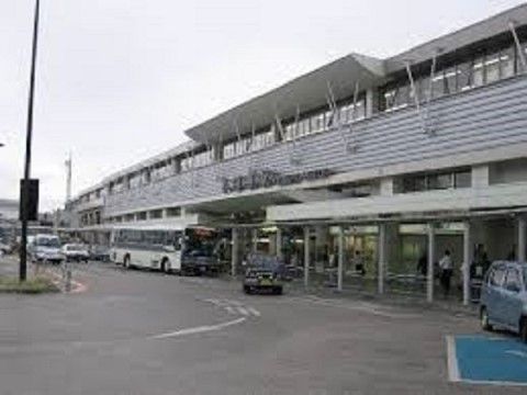 施設は、徒歩８分の距離に大きな駅がある便利な立地。来訪者様もお越しになりやすく、賑やかな環境である。