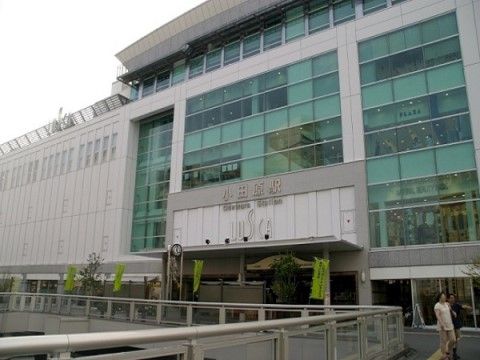 駅周辺には大きな商業施設や飲食店が並んでいる。買い物やお出かけをお楽しみいただける、賑やかで便利な環境である。