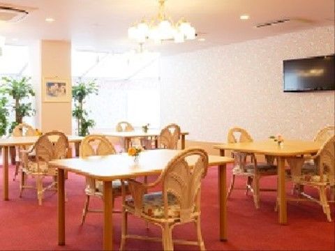 壁掛けの高い位置にあるテレビを見ながら、食事ができる食堂