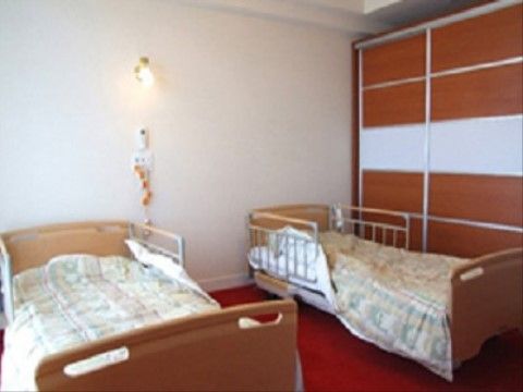 シングルベッドが２台入るので、ご夫婦での利用に最適である。非常用の連絡ボタンもついているので、安心して生活できる。