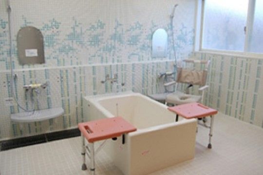 洗い場を広くとったタイル張りの浴室には、浴槽に入るための移乗台も設置しているので、安心して入浴できる。