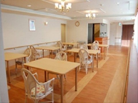 部屋の壁に手すりがしっかりと設置されている空間である。椅子や机も配置されているので、団らんの場として利用できる。