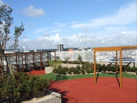 屋上には木々が植えられ、日よけのついた場所に椅子も配置されているので、気分をリフレッシュする場所として最適である。