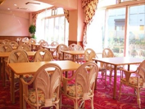 花柄で統一された華やかな雰囲気の中でいただく食事は、一段と美味しく感じる。４人掛けのダイニングセットは机も広く使いやすい。