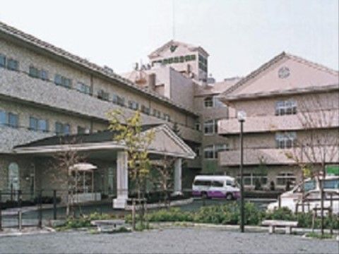 エントランスには大きな屋根がついており、雨でも濡れずに車から乗り降りできる。中庭にはベンチもあり、休憩スペースとして利用できる。