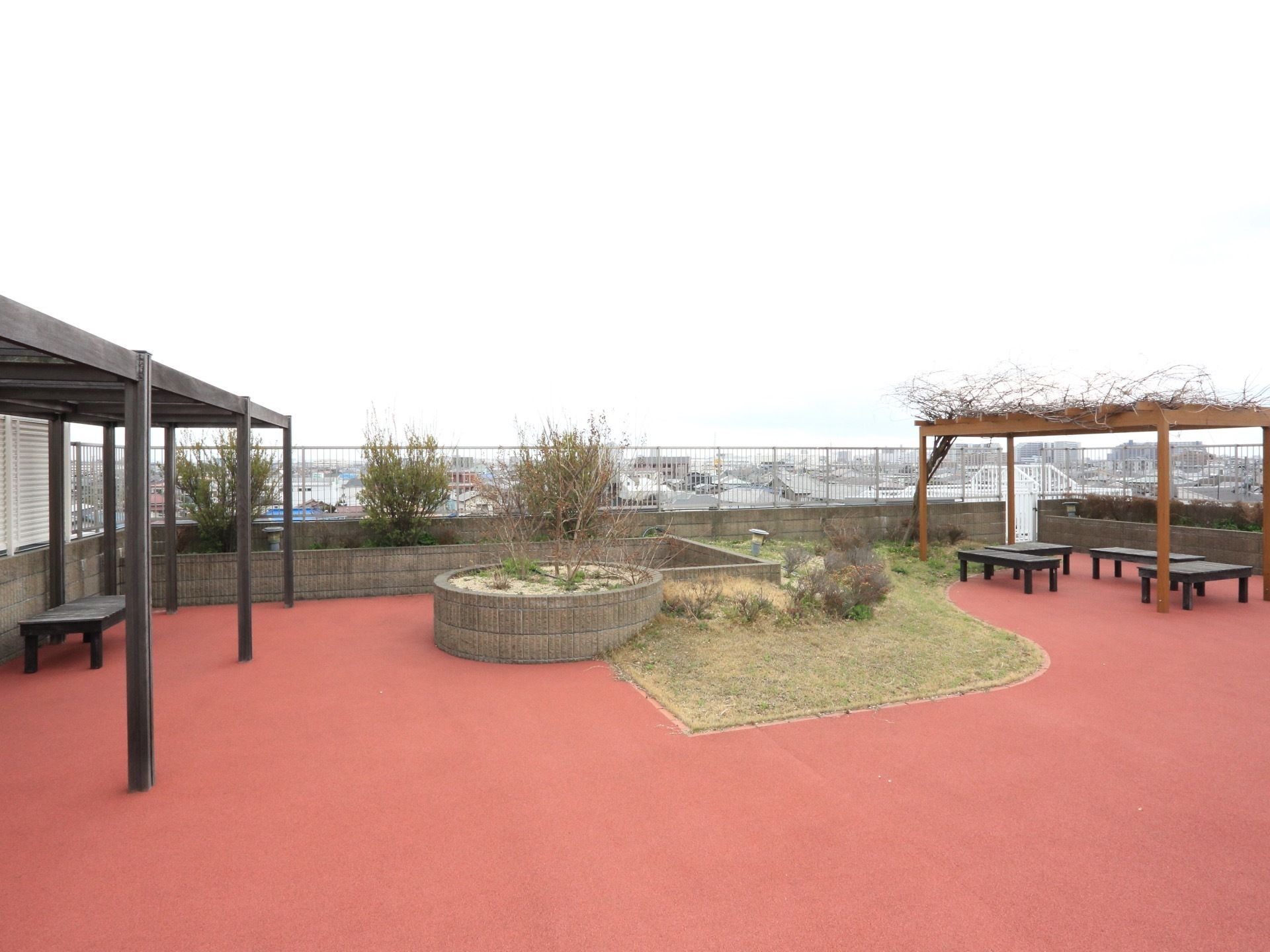 屋上は広々とした庭園になっており、自然を感じたり外の景色を楽しむことができる。屋根の下にベンチがあり、くつろぐことができる。