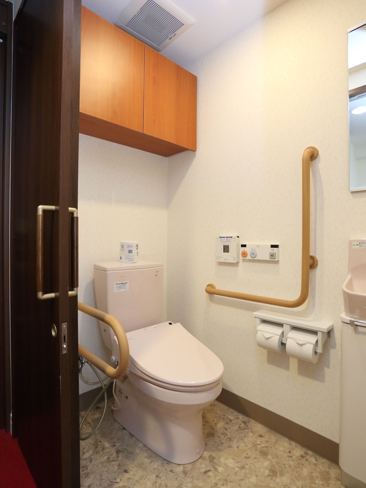 温水洗浄便座のトイレを設置している。扉はスライド式になっており、安全に開閉することができる。天井近くに収納があり便利である。