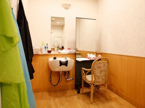 入居している高齢者が身だしなみを整えられるように、シャワーや大きなミラーが設置された理髪室を完備している。