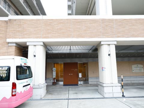 駐車場から入り口まで段差やスロープのないフラットな作りである玄関