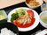 ごはんと汁物にメインおかずを基本に小鉢が添えられ、栄養バランスを考慮された毎日3食のメニューが準備されている。