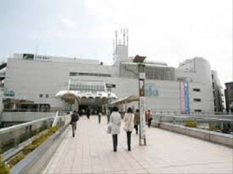 施設の徒歩圏内には、日用品等を買うのに便利な商業施設が併設されている駅がある。駅舎まで自由通路が通っている。