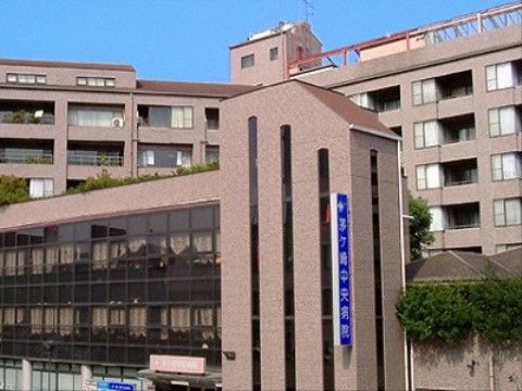 施設の近くには、医療提携している総合病院がある。外壁がブラウンの３階建ての建物である。建物横には病院名が書かれた大きな看板が設置されている。