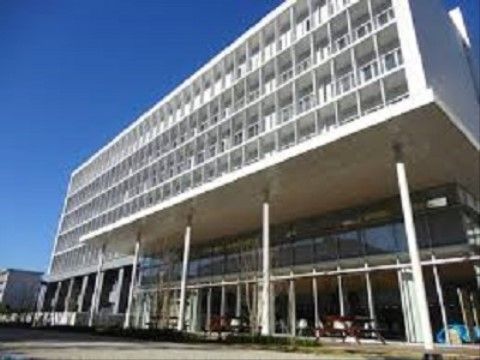 施設は、徒歩圏内に市役所もある便利な立地に建っている。広い駐車場を完備しているので、車で各種手続きをしに行くことも可能である。