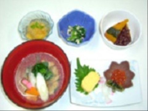 うどんや南瓜の煮物、だし巻き卵など栄養バランスを考えて作られた和食の食事がテーブルの上に用意されている。