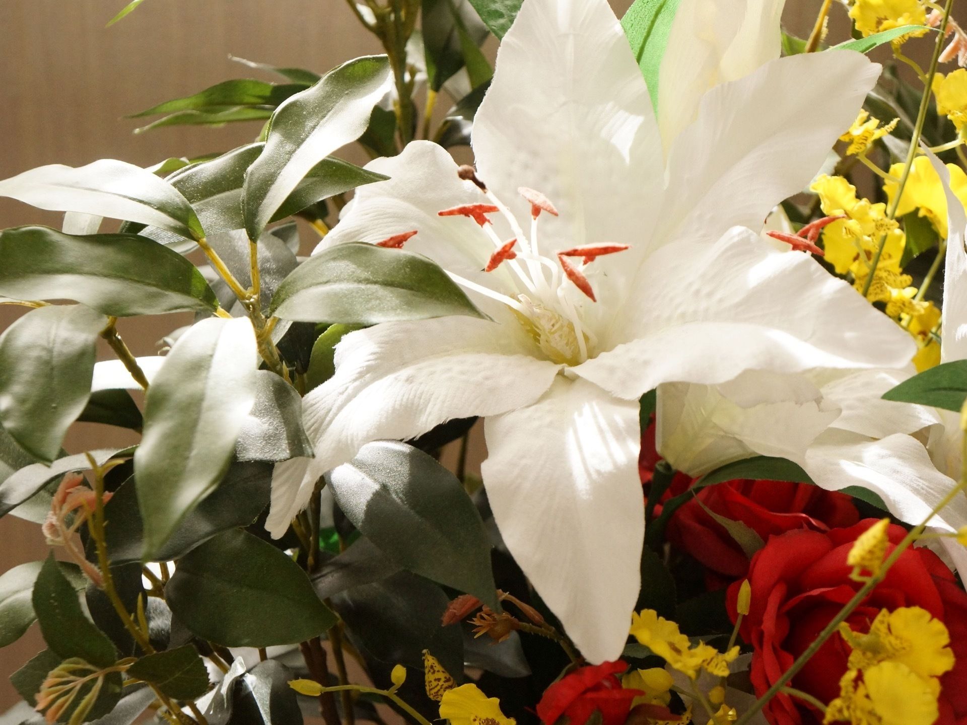 施設内に飾られている、場を華やかにする鮮やかな百合の花